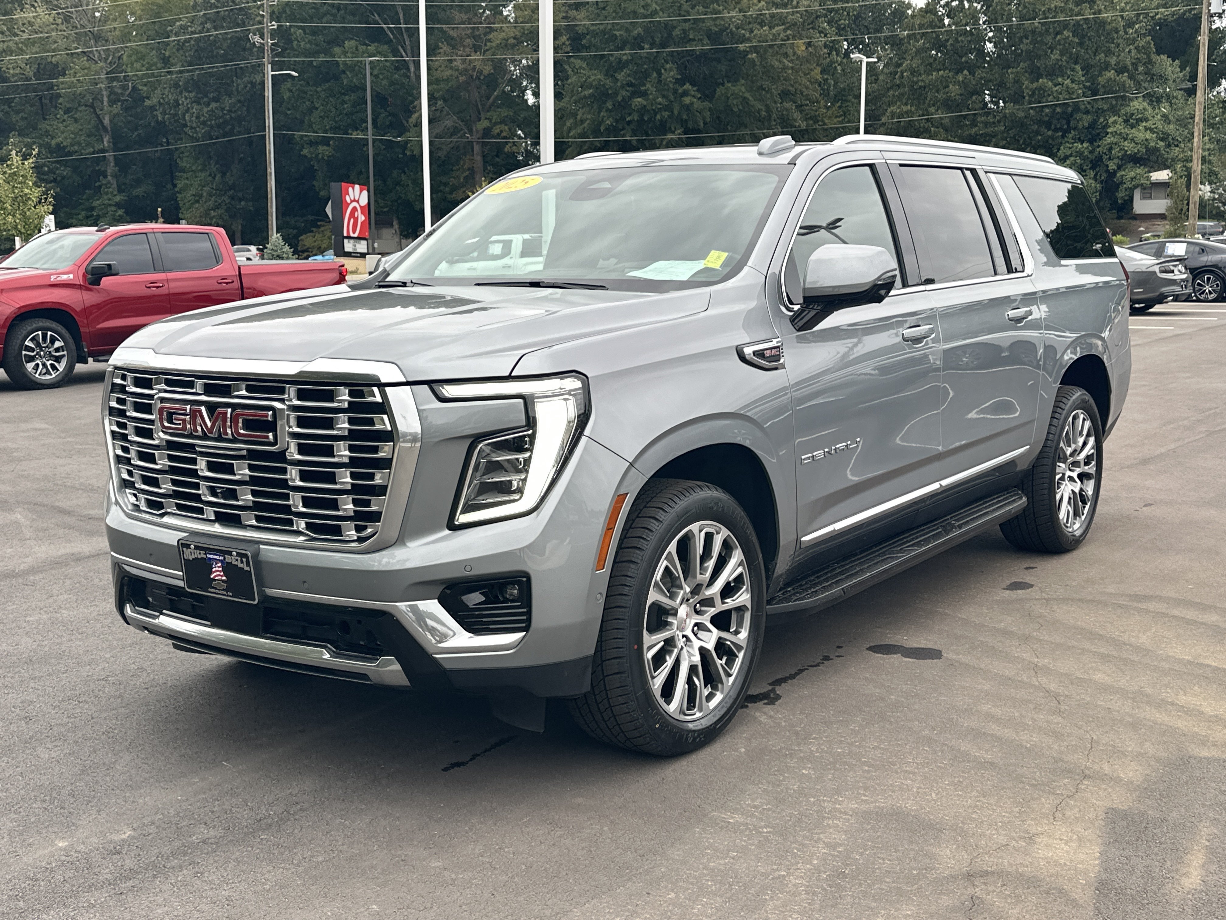 Used 2025 GMC Yukon XL Denali RWD image 4