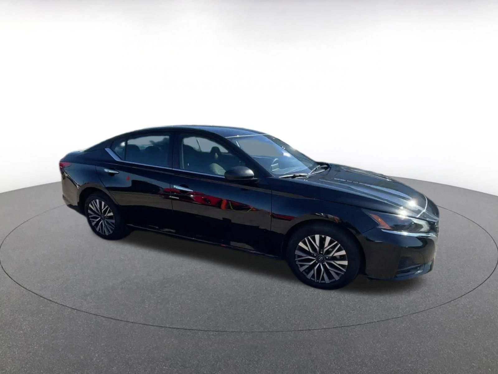 Used 2025 Nissan Altima 2.5 SV image 2