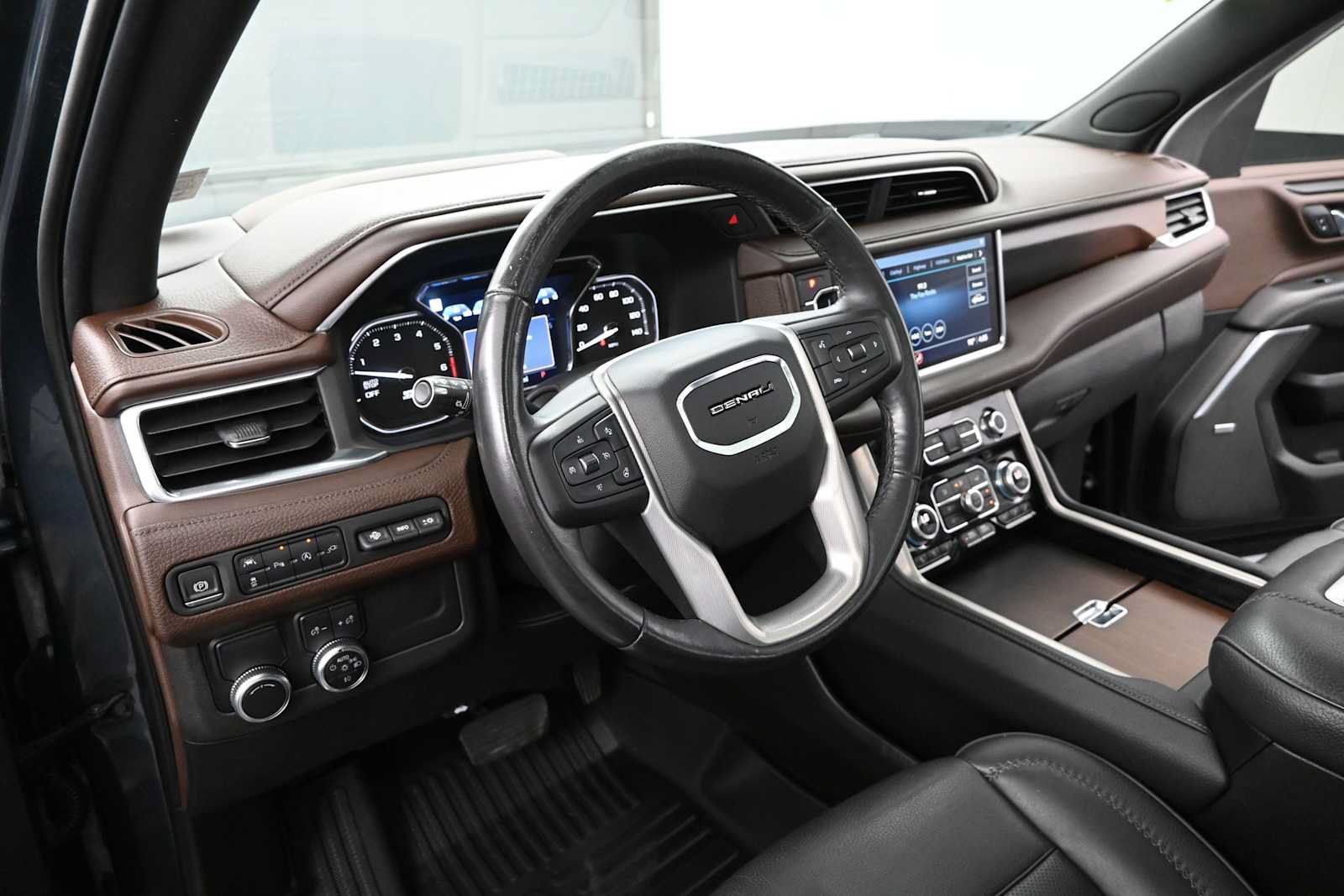 Used 2021 GMC Yukon Denali w/ Denali Premium Package RWD image 10