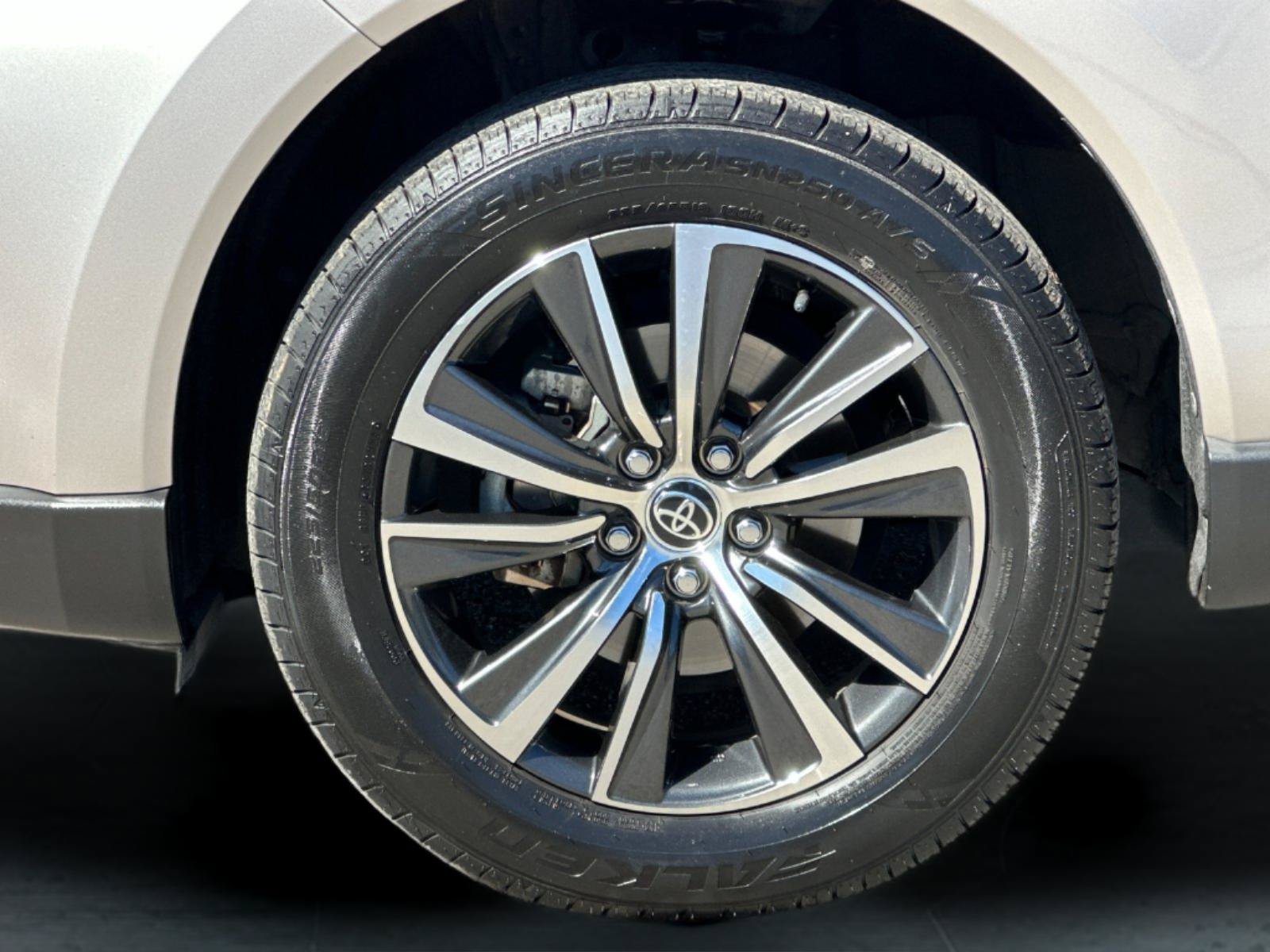 Used 2021 Toyota Venza LE AWD/4WD image 25
