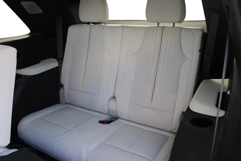 New 2026 Cadillac Vistiq Luxury image 32