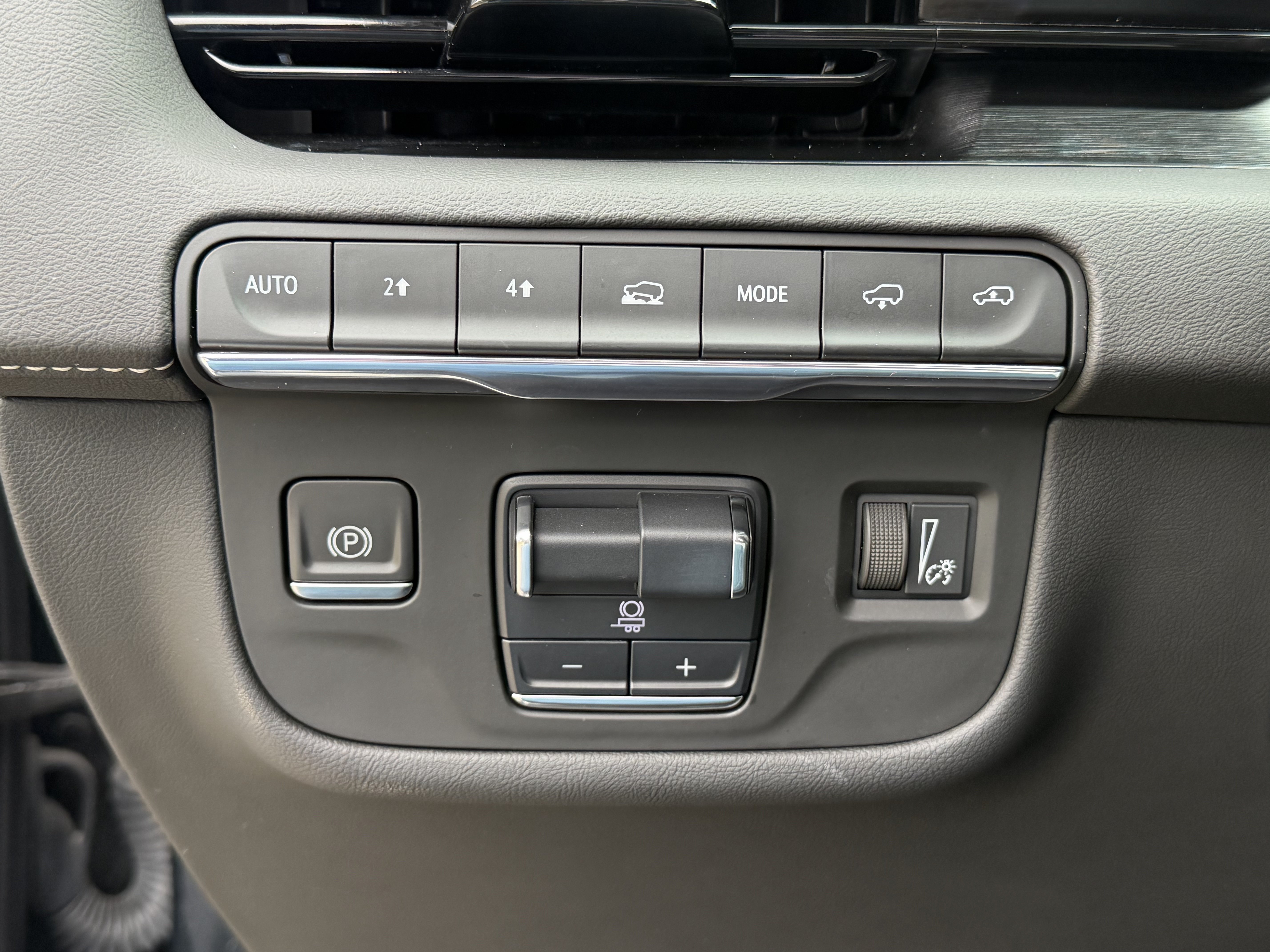 Used 2021 Cadillac Escalade Premium Luxury w/ Driver Assist Tech Package AWD/4WD image 24