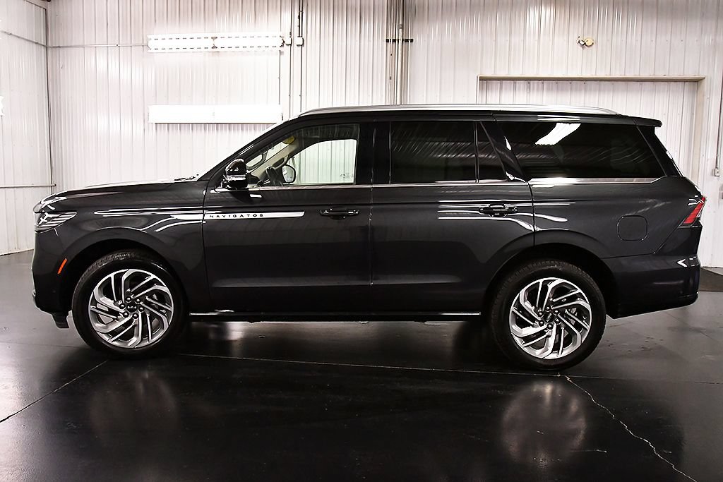Used 2025 Lincoln Navigator Reserve AWD/4WD image 4