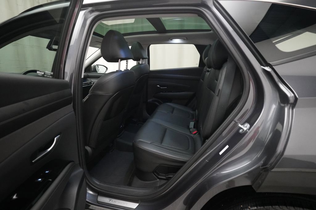 Used 2025 Hyundai Tucson Limited AWD/4WD image 16