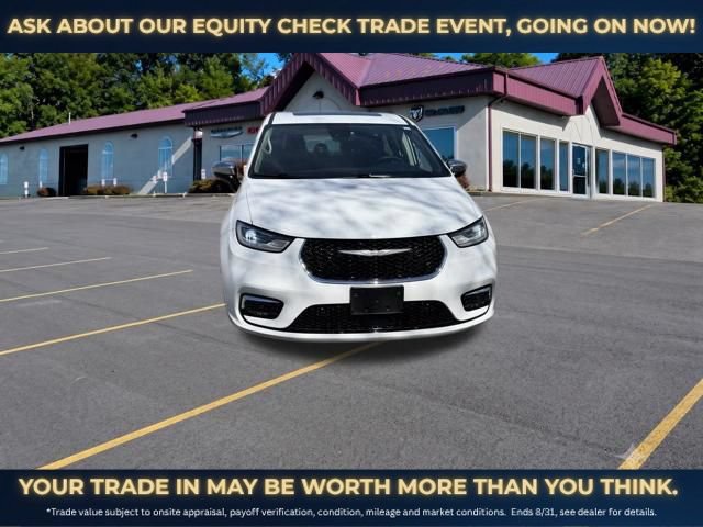 Used 2023 Chrysler Pacifica Limited FWD image 2