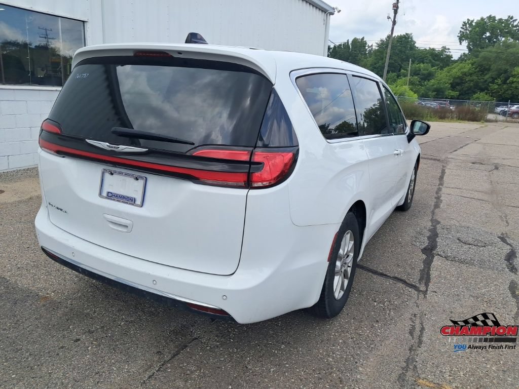 Used 2024 Chrysler Pacifica Touring-L FWD image 12