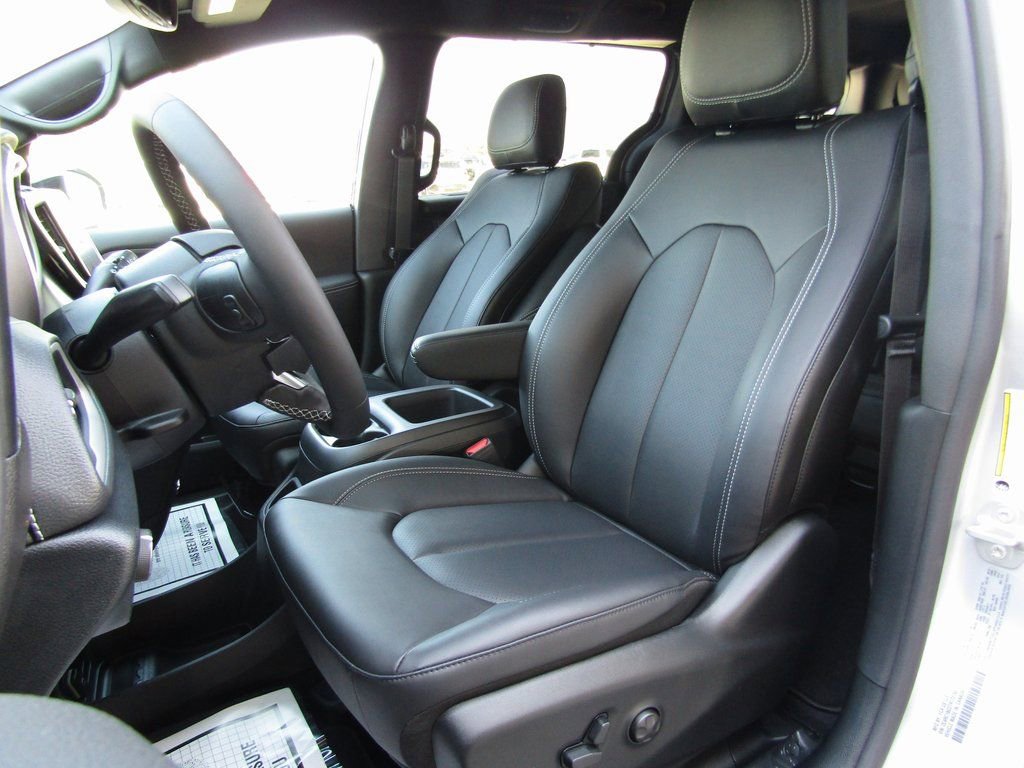 New 2026 Chrysler Pacifica Select image 21