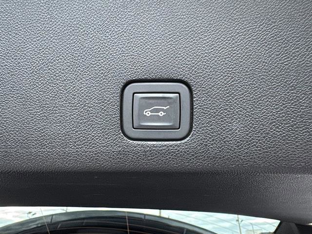 Used 2025 Cadillac XT6 Premium Luxury image 14