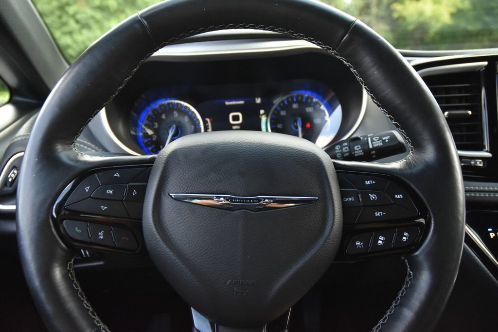 Used 2021 Chrysler Pacifica Touring-L w/ Uconnect Theater Family Group FWD image 18