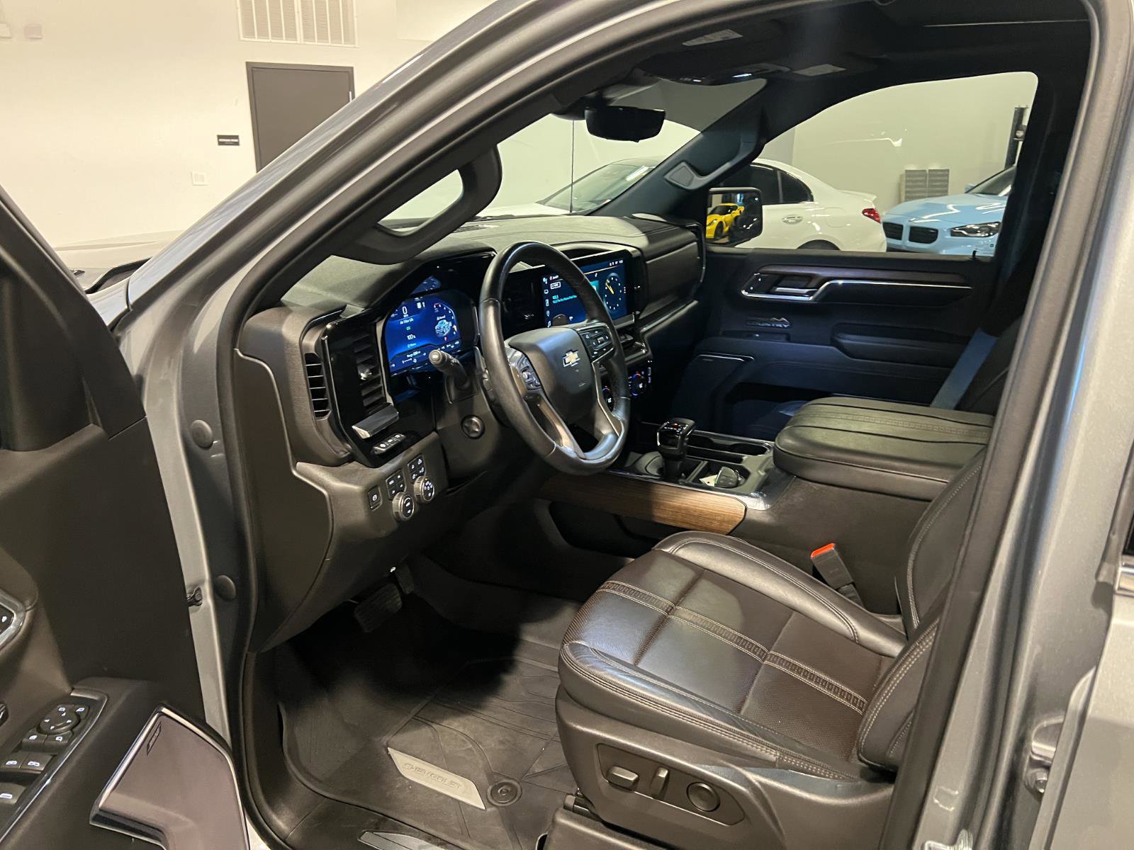 Used 2023 Chevrolet Silverado 1500 High Country w/ High Country Premium Package image 10