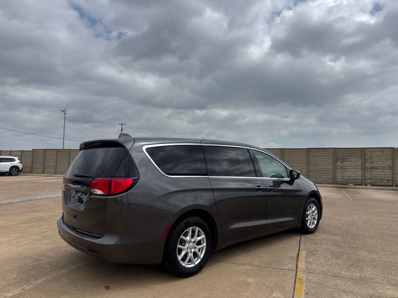 Used 2017 Chrysler Pacifica Touring FWD image 18