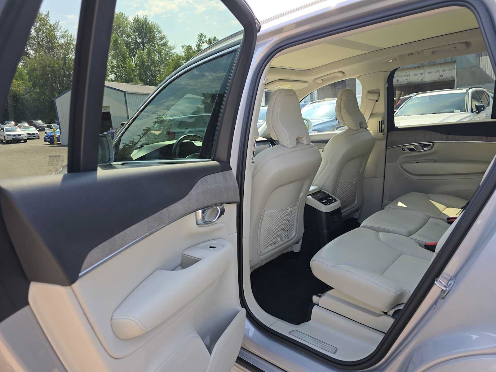 Certified 2023 Volvo XC90 T8 Plus AWD/4WD image 17