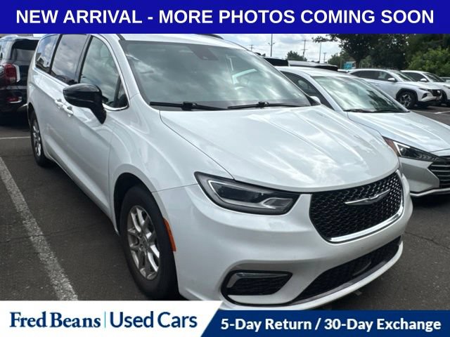 Used 2024 Chrysler Pacifica Touring FWD image 1