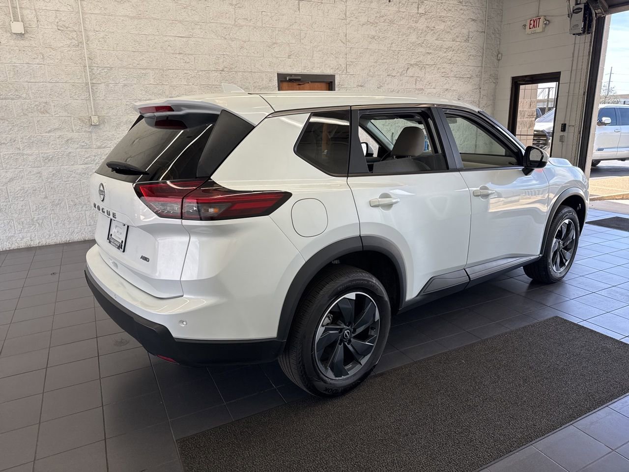 Used 2025 Nissan Rogue SV image 8