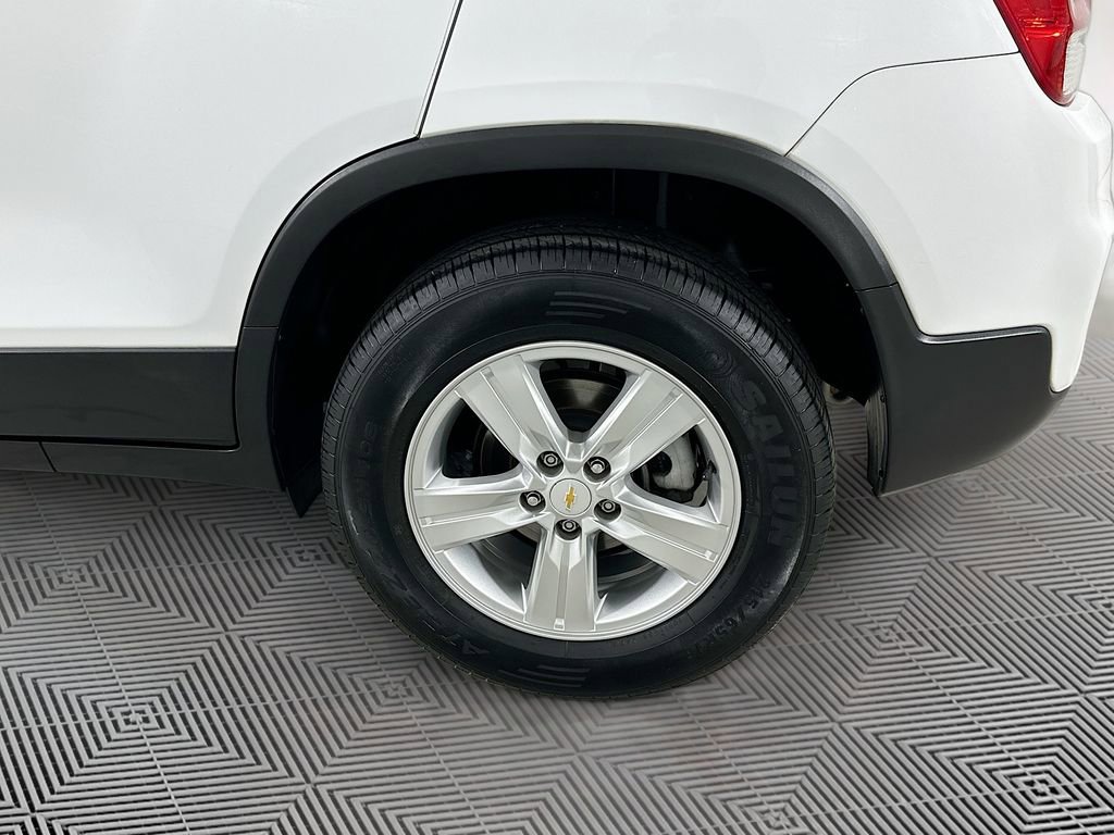 Used 2020 Chevrolet Trax LS w/ Tint and Cruise Package AWD/4WD image 15