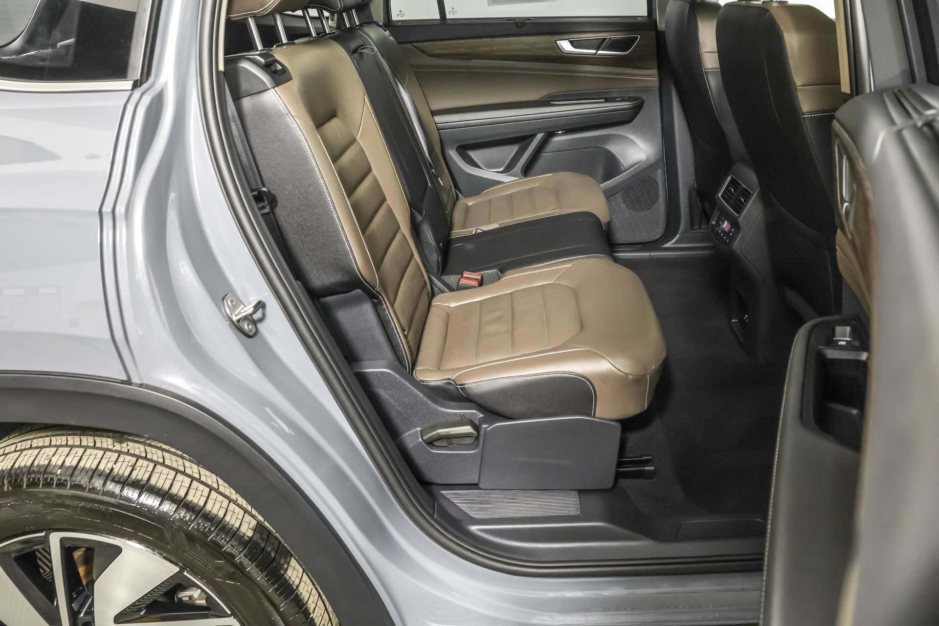 Used 2025 Volkswagen Atlas SEL image 40