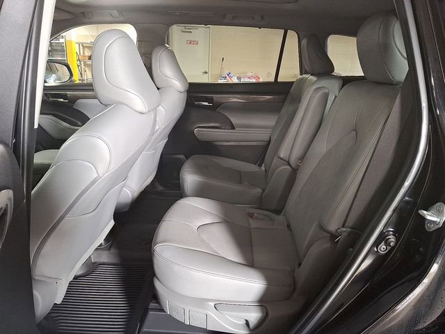 Used 2023 Toyota Highlander Platinum image 10
