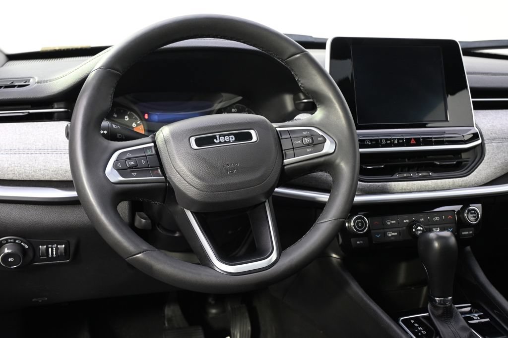 Used 2025 Jeep Compass Latitude w/ Sun & Sound Group AWD/4WD image 10