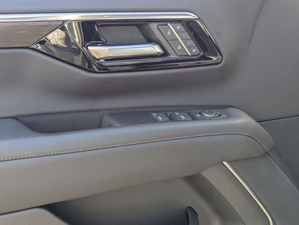 Used 2025 Chevrolet Suburban Z71 image 16