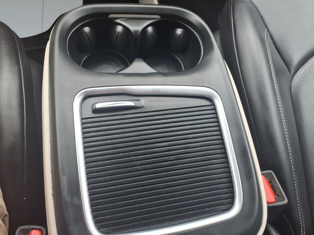 Used 2023 Chrysler Pacifica Touring-L image 22