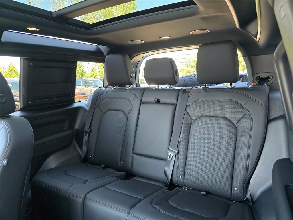 New 2025 Land Rover Defender 90 X-Dynamic SE image 23