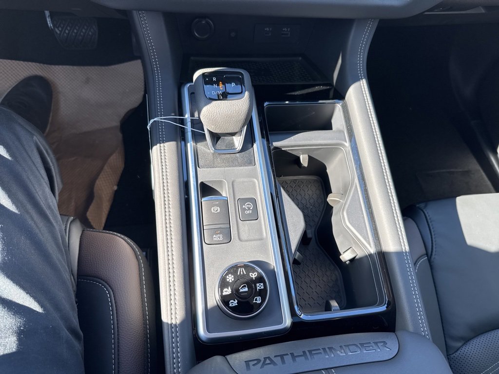 New 2025 Nissan Pathfinder Platinum w/ Black Appearance Package image 27