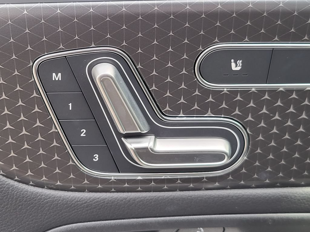 Used 2025 Mercedes-Benz GLB 250 4MATIC image 12