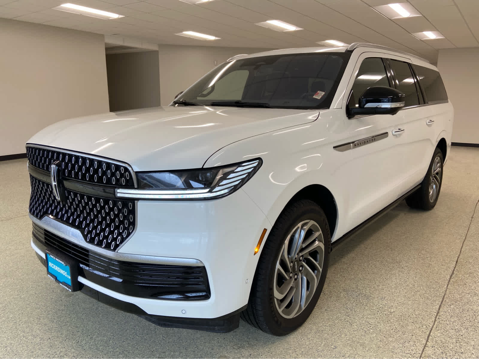 Used 2025 Lincoln Navigator L Reserve AWD/4WD image 3