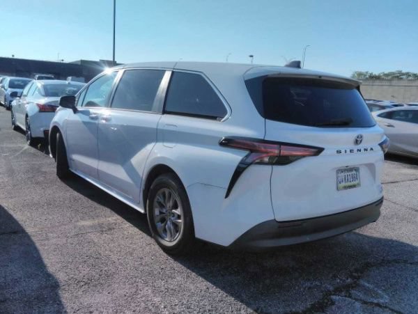 Used 2021 Toyota Sienna LE FWD image 2