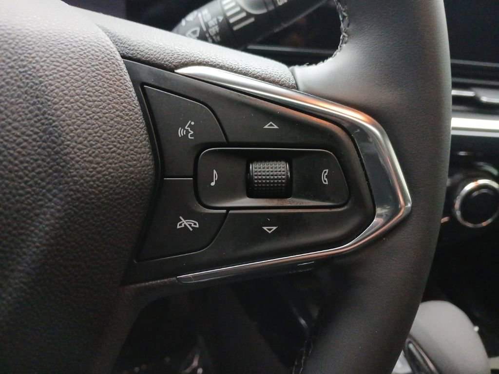 Used 2024 Chevrolet Trax ACTIV w/ Sunroof Package image 18