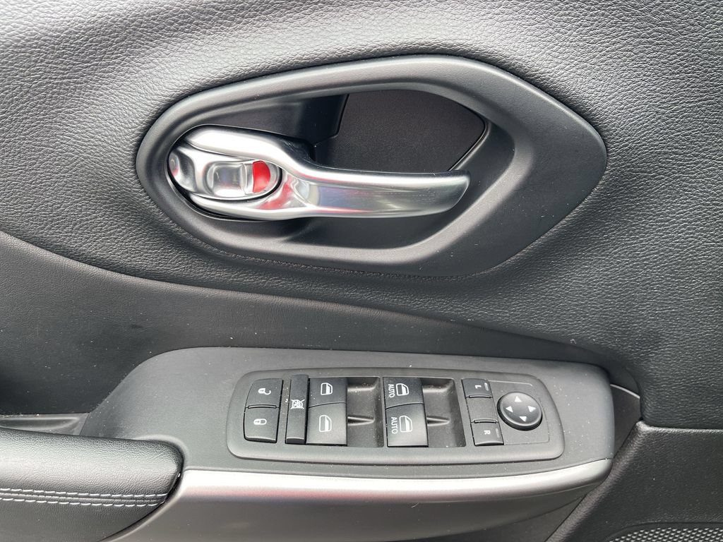 Used 2021 Jeep Cherokee Latitude FWD image 21