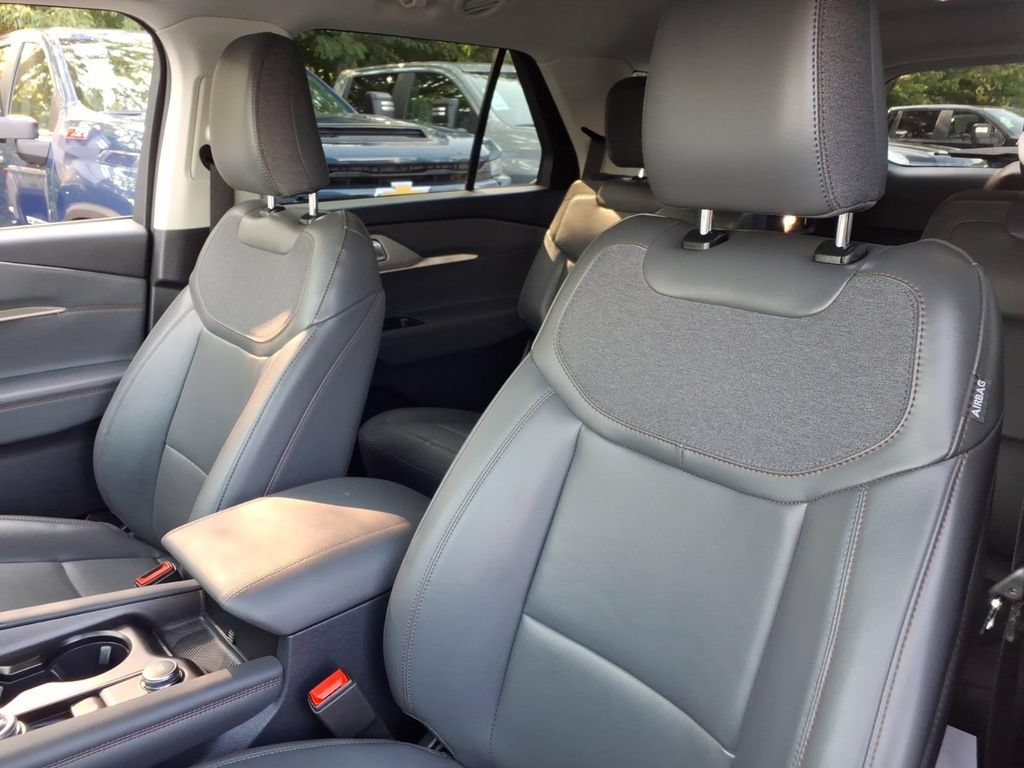 Used 2025 Ford Explorer Active w/ Active Comfort Package AWD/4WD image 13