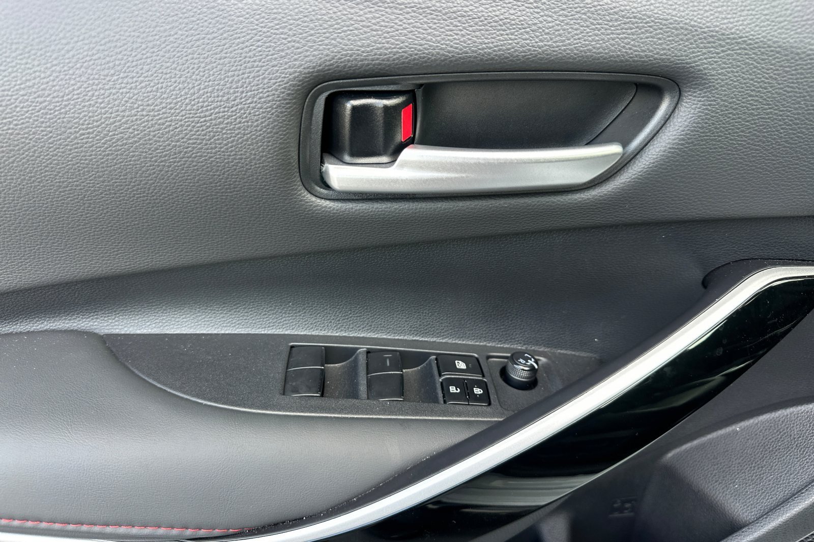Used 2025 Toyota Corolla XSE FWD image 10