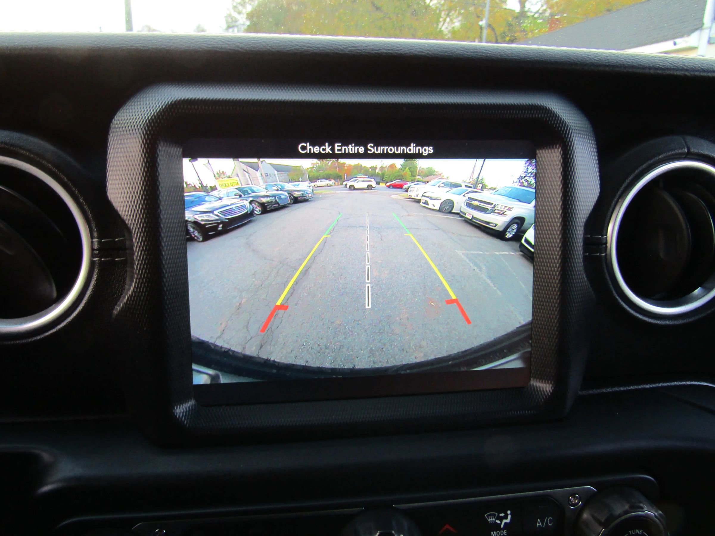 Used 2018 Jeep Wrangler Unlimited Sahara image 25