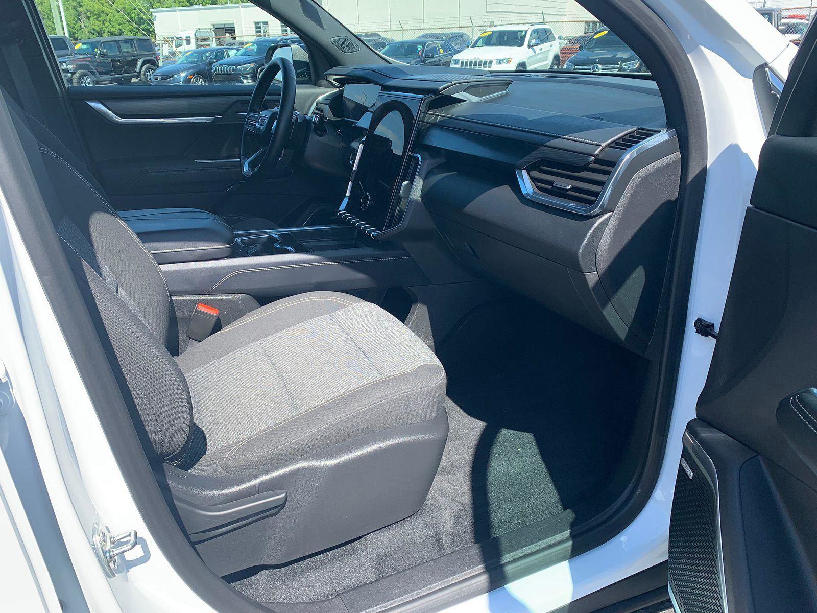 Used 2025 GMC Acadia Elevation image 10