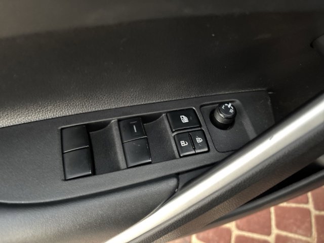 Used 2025 Toyota Corolla Cross LE FWD image 21