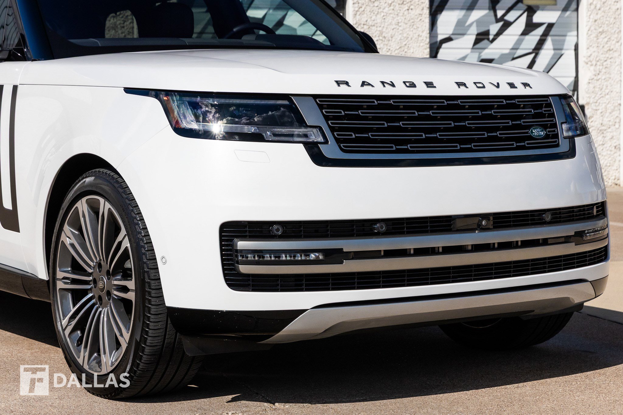 Used 2023 Land Rover Range Rover SE image 2