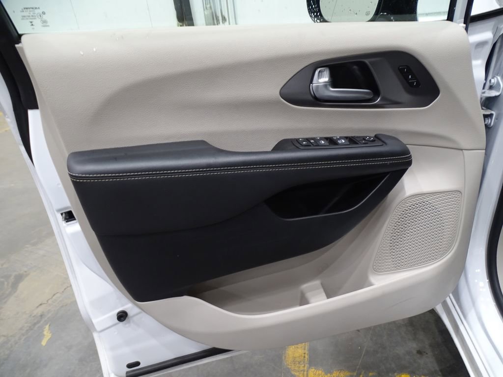 Used 2024 Chrysler Pacifica Touring-L image 17