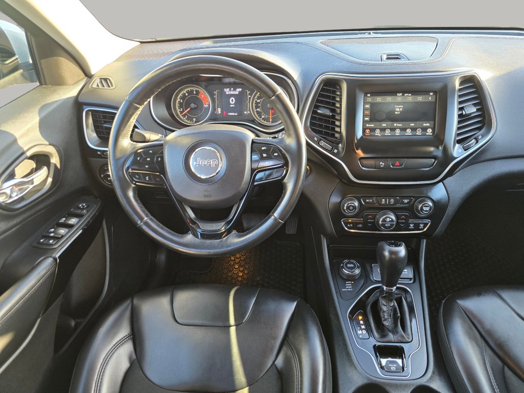 Used 2019 Jeep Cherokee Latitude Plus AWD/4WD image 3