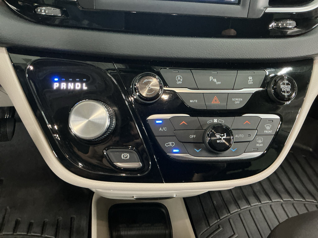 Used 2019 Chrysler Pacifica Touring Plus w/ Tire & Wheel Group FWD image 15