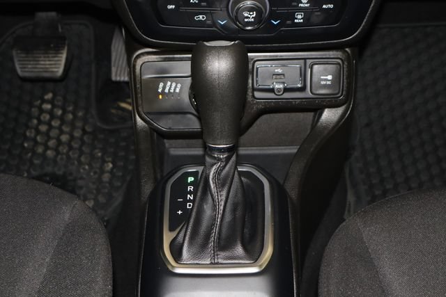 Used 2023 Jeep Renegade Latitude w/ Sun & Fun Group AWD/4WD image 27