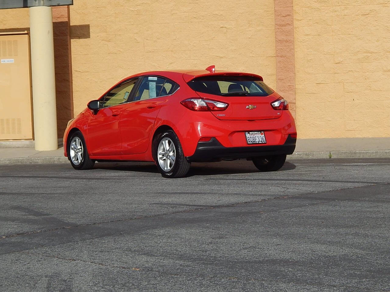 Used 2017 Chevrolet Cruze LT w/ Convenience Package FWD image 3