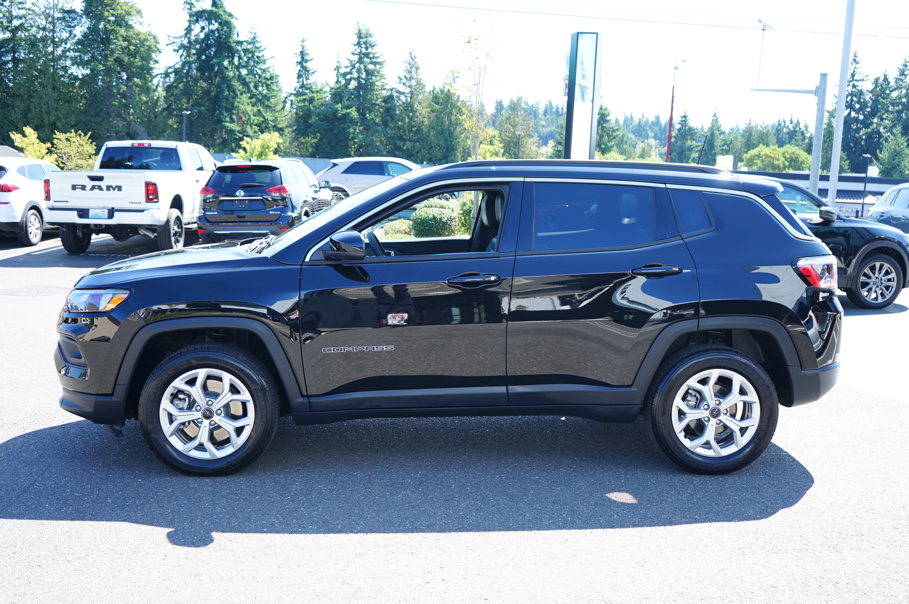 Used 2025 Jeep Compass Latitude image 7