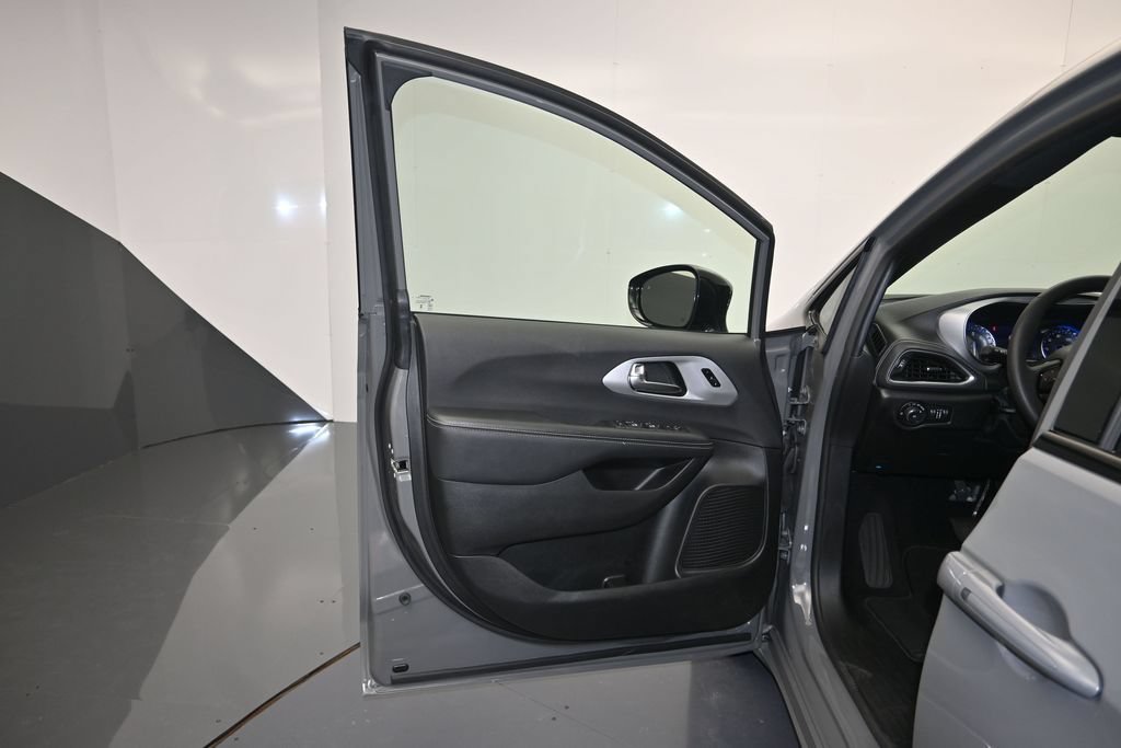 Used 2025 Chrysler Pacifica Limited FWD image 10