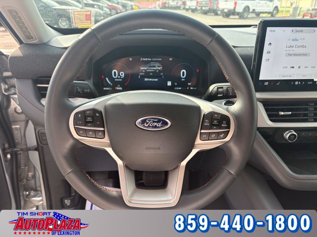 Used 2025 Ford Explorer Active AWD/4WD image 17