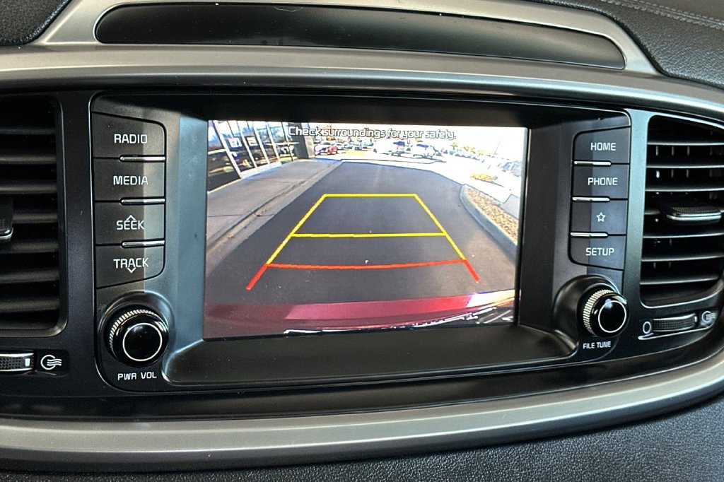 Used 2020 Kia Sorento LX FWD image 25