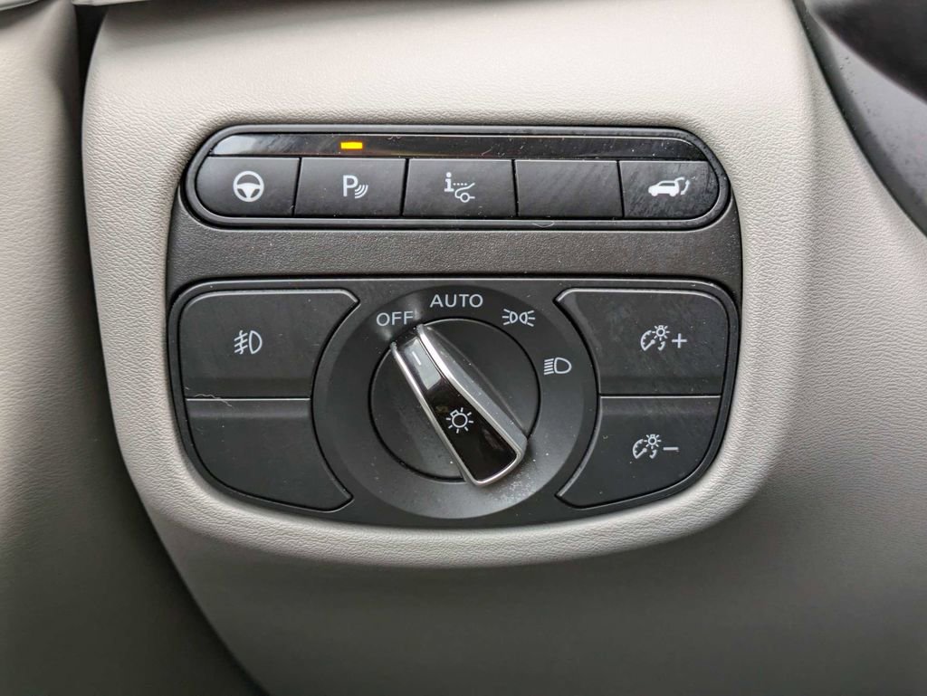 Used 2023 INFINITI QX50 Sensory image 32