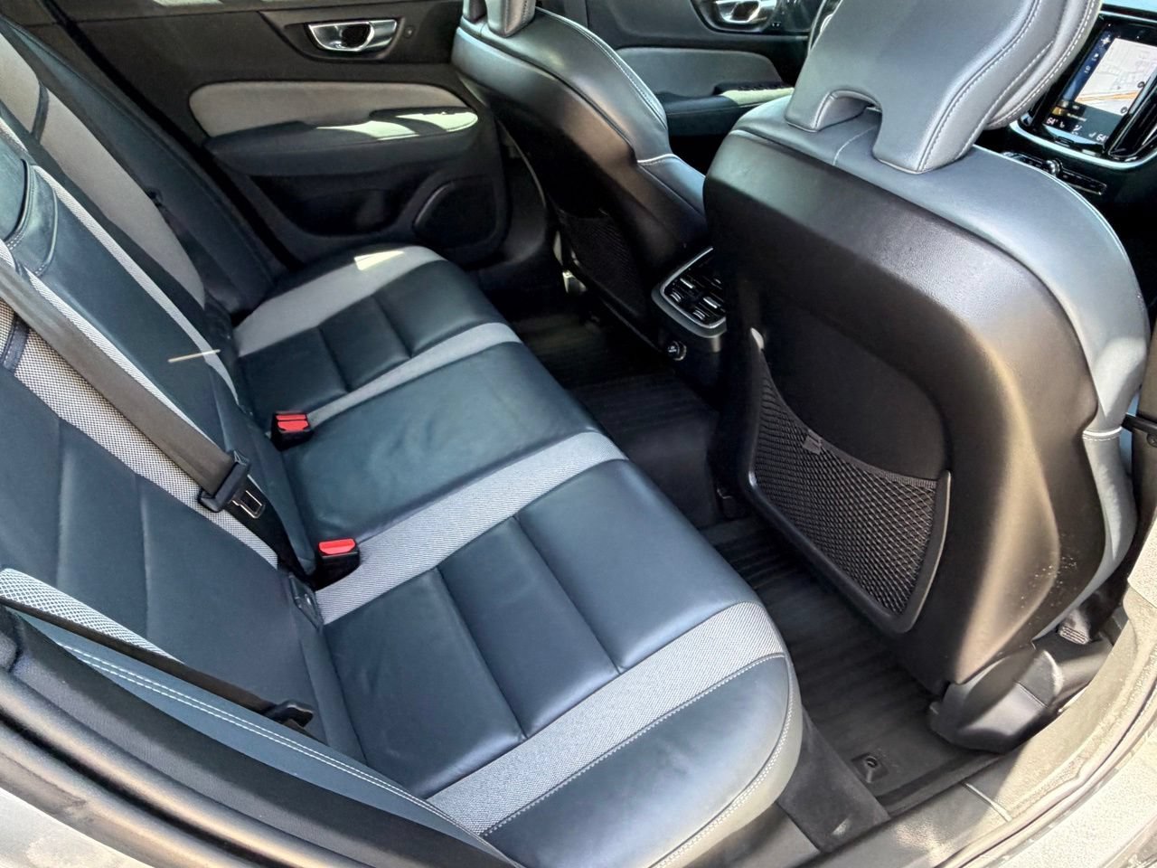 Used 2020 Volvo V60 T6 R-Design FWD image 32
