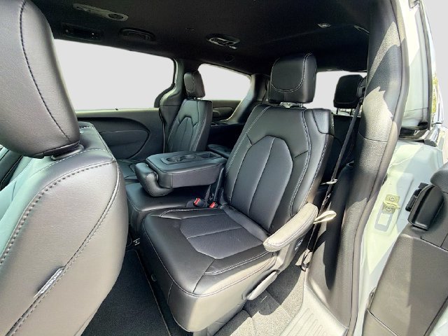New 2027 Chrysler Pacifica Select FWD image 25