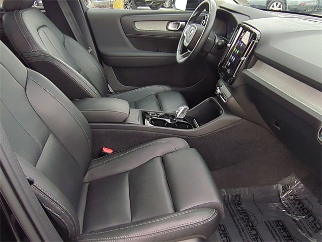 Used 2025 Volvo XC40 B5 Plus image 21